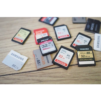 digital-camera-memory-card (87)-6458298-42566.webp